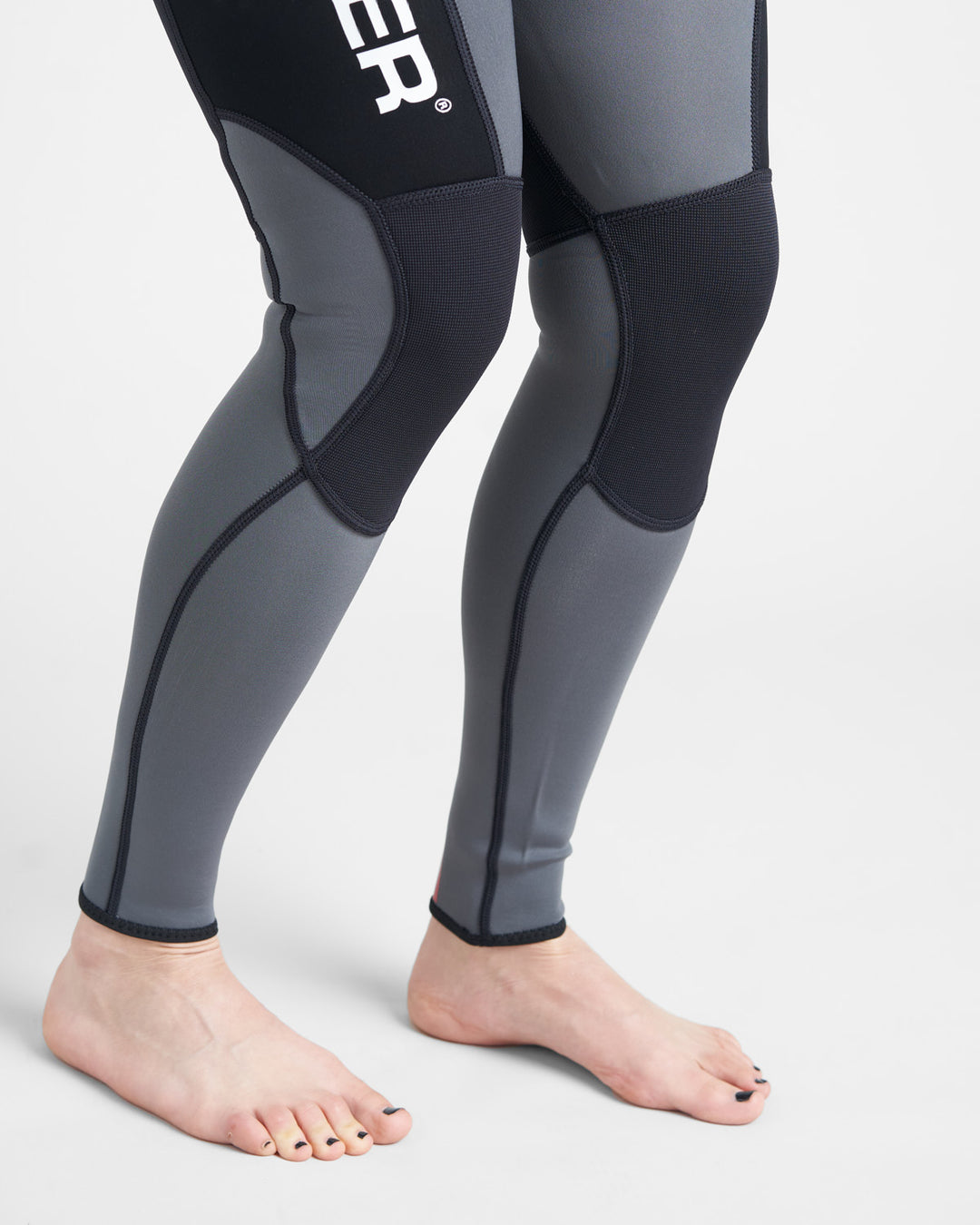 Studio image of the knees on the Rooster Classic Thermaflex 1.5mm Lognjohn.