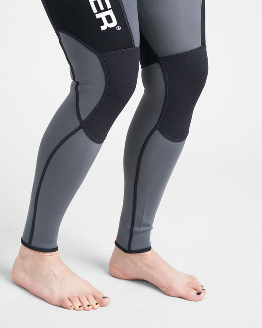 Studio image of the knees on the Rooster Classic Thermaflex 1.5mm Lognjohn.